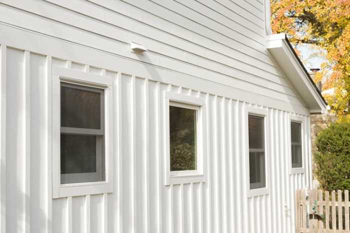 How Long Does Vinyl Siding Last? 9 White siding on a house